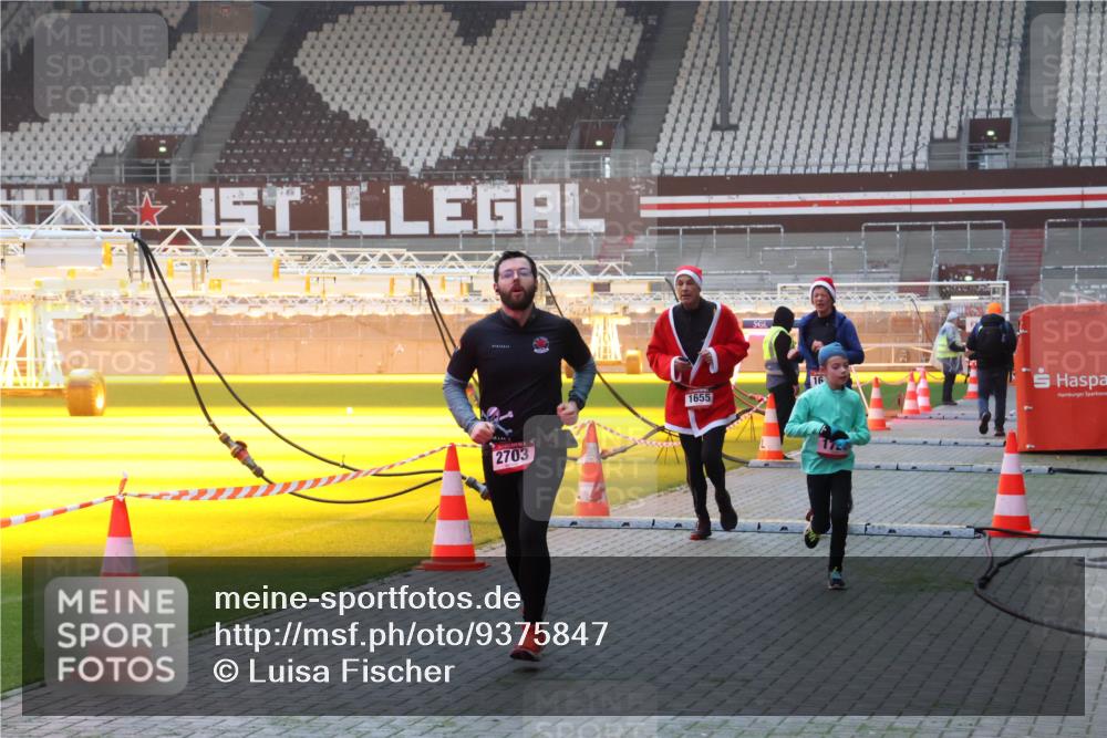 07.12.2025 - St. Pauli X-Mass-Run No. 15 Luisa Fischer http://msf.ph/oto/9375847 07.12.2025 09:55:04 Ziel 2703, 1655, 16, 1375, 1649, 1655, 1722, 2036, 2133, 2209, 2703, 2900, 3310, 3338 meine-sportfotos.de