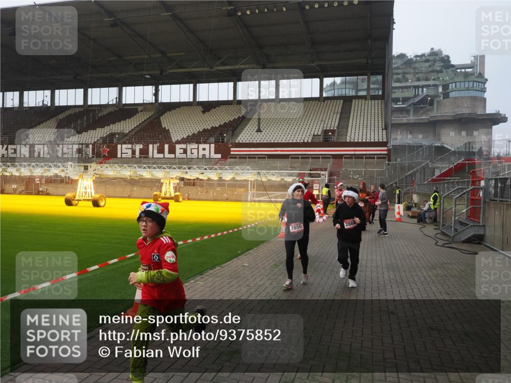 07.12.2025 - St. Pauli X-Mass-Run No. 15 Fabian Wolf http://msf.ph/oto/9375852 07.12.2025 10:05:04 Ziel 202, 210, 292, 699, 1973, 1991, 2168, 2249, 2856, 2866, 3307, 3311 meine-sportfotos.de