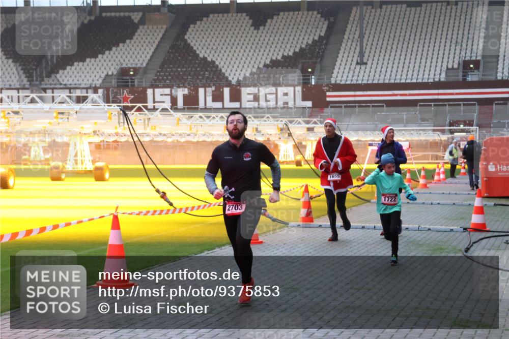 07.12.2025 - St. Pauli X-Mass-Run No. 15 Luisa Fischer http://msf.ph/oto/9375853 07.12.2025 09:55:05 Ziel 2703, 1655, 1722, 1375, 1649, 1655, 1722, 2036, 2133, 2209, 2703, 2900, 3310, 3338, 4088 meine-sportfotos.de