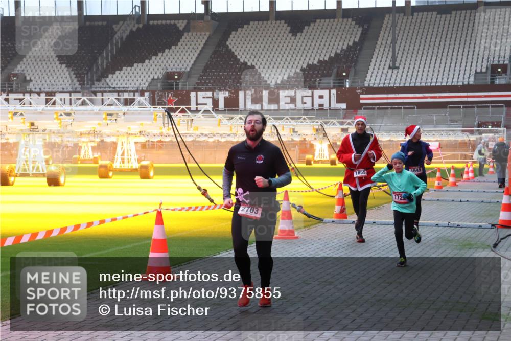 07.12.2025 - St. Pauli X-Mass-Run No. 15 Luisa Fischer http://msf.ph/oto/9375855 07.12.2025 09:55:05 Ziel 2703, 1655, 1649, 172, 1375, 1649, 1655, 1722, 2036, 2133, 2209, 2703, 2900, 3310, 3338, 4088 meine-sportfotos.de
