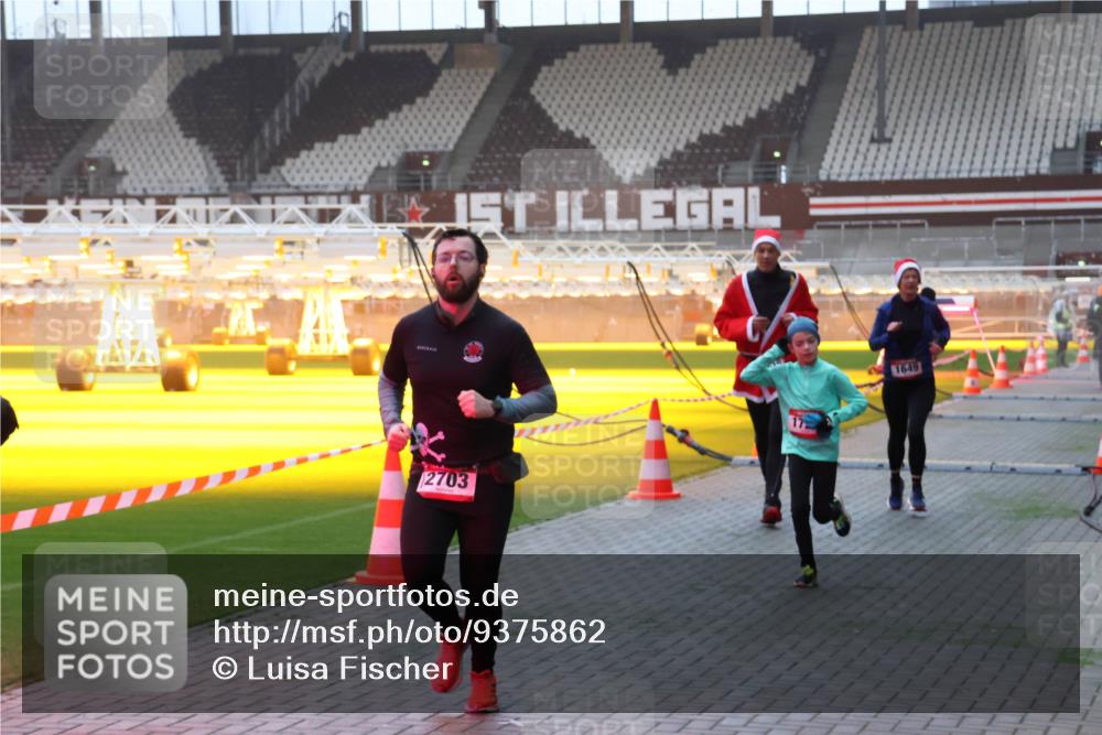 07.12.2025 - St. Pauli X-Mass-Run No. 15 Luisa Fischer http://msf.ph/oto/9375862 07.12.2025 09:55:06 Ziel 2703, 17, 1649, 1375, 1649, 1655, 1722, 2036, 2133, 2209, 2703, 2900, 3310, 3338, 4088 meine-sportfotos.de