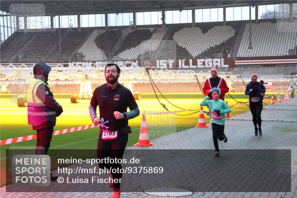 07.12.2025 - St. Pauli X-Mass-Run No. 15 Luisa Fischer http://msf.ph/oto/9375869 07.12.2025 09:55:06 Ziel 2703, 172, 1649, 1375, 1649, 1655, 1722, 2036, 2133, 2209, 2703, 2900, 3310, 3338, 4088 meine-sportfotos.de