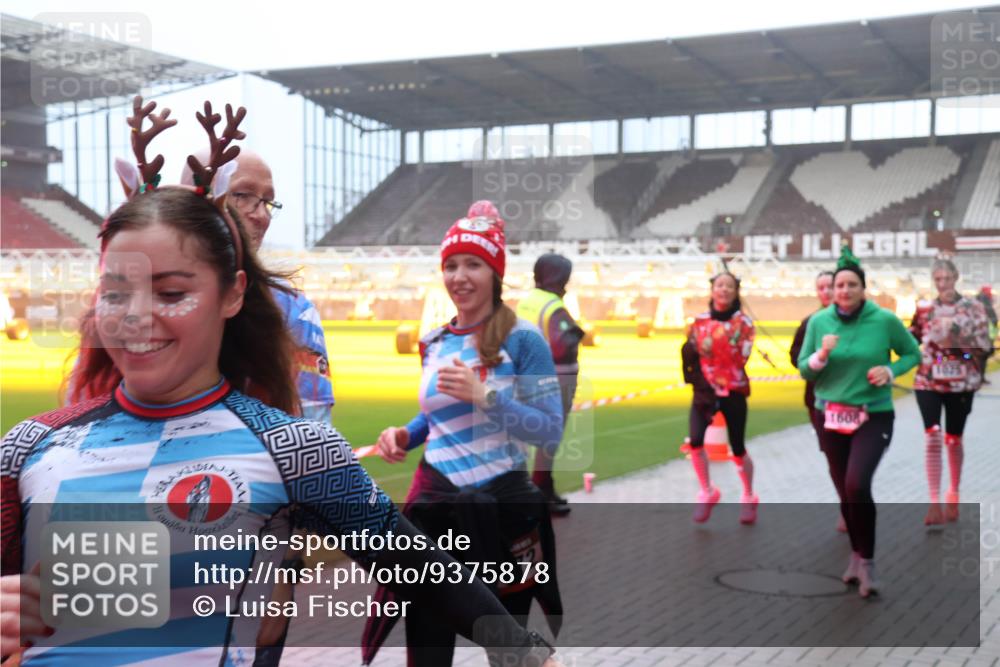 07.12.2025 - St. Pauli X-Mass-Run No. 15 Luisa Fischer http://msf.ph/oto/9375878 07.12.2025 11:06:24 Ziel 2, 1608, 1825, 92, 199, 204, 298, 300, 402, 403, 414, 556, 659, 693, 831, 854, 858, 878, 920, 924, 925, 927, 929, 932, 944, 973, 1024, 1025, 1046, 1049, 1092, 1196, 1208, 1223, 1229, 1287, 1403, 1428, 1429, 1430, 1432, 1608, 1648, 1840, 1841, 2006, 2243, 2245, 2254, 2884, 3272, 3278, 4579, 4581, 4583, 4585, 4587 meine-sportfotos.de
