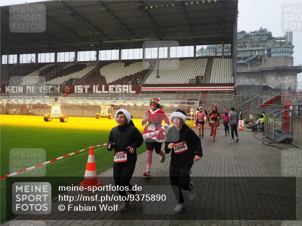 07.12.2025 - St. Pauli X-Mass-Run No. 15 Fabian Wolf http://msf.ph/oto/9375890 07.12.2025 10:05:05 Ziel 202, 210, 292, 699, 1973, 1991, 2168, 2249, 2856, 2866, 3307, 3311 meine-sportfotos.de