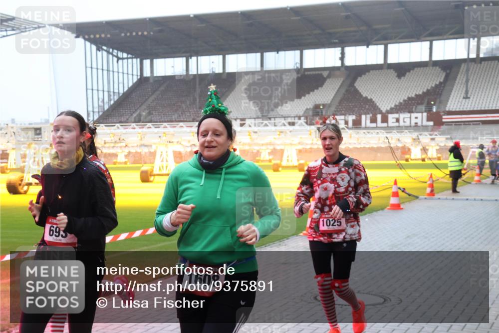 07.12.2025 - St. Pauli X-Mass-Run No. 15 Luisa Fischer http://msf.ph/oto/9375891 07.12.2025 11:06:25 Ziel 695, 15, 1608, 1025, 92, 199, 204, 298, 300, 402, 403, 414, 474, 486, 556, 659, 693, 831, 854, 858, 878, 920, 924, 925, 927, 929, 932, 944, 973, 1024, 1025, 1046, 1049, 1092, 1196, 1208, 1223, 1229, 1287, 1403, 1428, 1429, 1430, 1432, 1608, 1648, 1840, 1841, 2006, 2243, 2245, 2254, 2884, 3272, 3278, 4579, 4581, 4583, 4585, 4587 meine-sportfotos.de