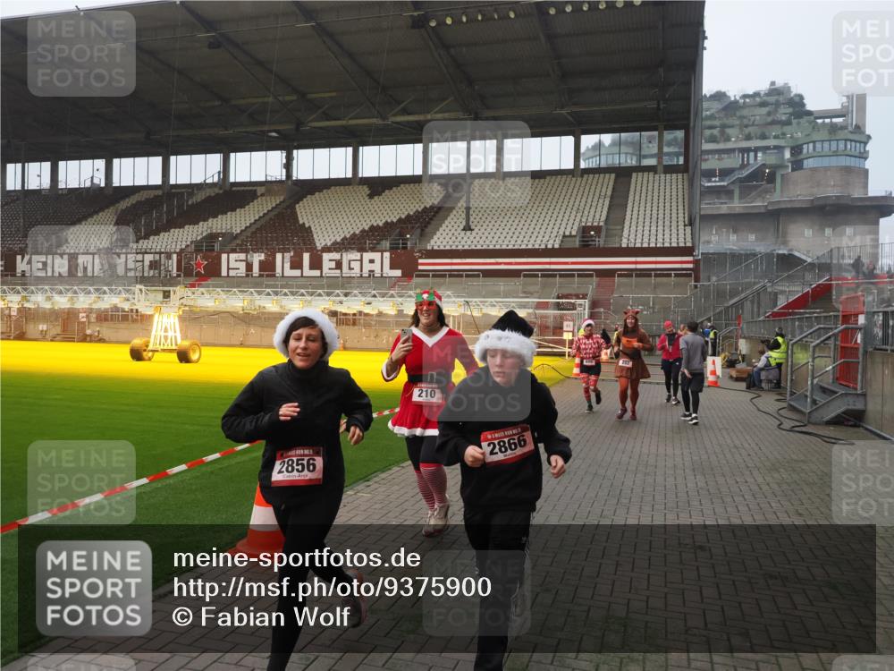 07.12.2025 - St. Pauli X-Mass-Run No. 15 Fabian Wolf http://msf.ph/oto/9375900 07.12.2025 10:05:05 Ziel 202, 210, 292, 699, 1973, 1991, 2168, 2249, 2856, 2866, 3307, 3311 meine-sportfotos.de