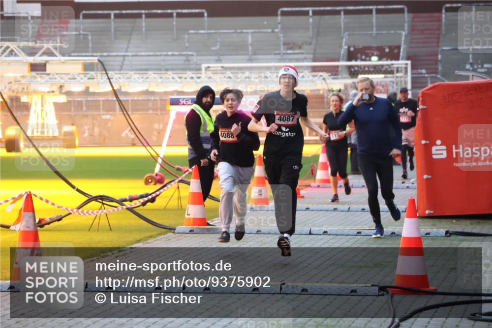 07.12.2025 - St. Pauli X-Mass-Run No. 15 Luisa Fischer http://msf.ph/oto/9375902 07.12.2025 09:55:23 Ziel 4088, 4087, 1192, 1101, 1649, 1655, 1722, 2133, 2209, 2703, 3310, 4087, 4088 meine-sportfotos.de