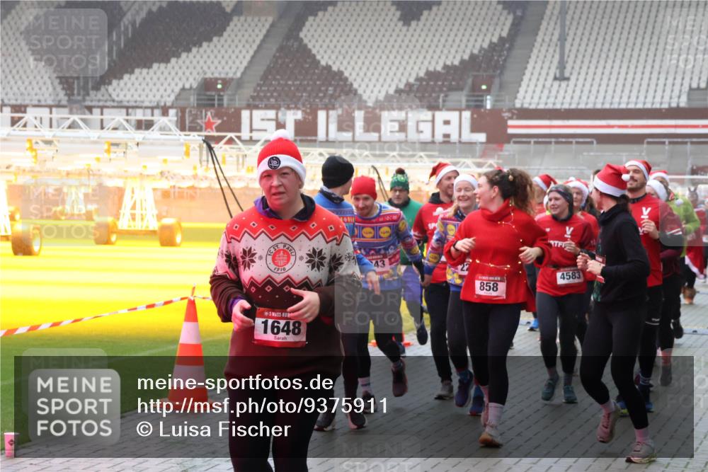 07.12.2025 - St. Pauli X-Mass-Run No. 15 Luisa Fischer http://msf.ph/oto/9375911 07.12.2025 11:06:35 Ziel 1910, 1648, 43, 858, 4583, 92, 204, 298, 300, 402, 403, 414, 474, 486, 556, 659, 693, 854, 858, 878, 920, 924, 925, 927, 929, 932, 944, 973, 1024, 1025, 1092, 1196, 1208, 1223, 1229, 1287, 1403, 1428, 1429, 1430, 1432, 1440, 1442, 1608, 1648, 2243, 2245, 2254, 3272, 3278, 4579, 4581, 4583, 4585, 4587 meine-sportfotos.de