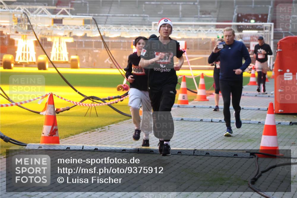 07.12.2025 - St. Pauli X-Mass-Run No. 15 Luisa Fischer http://msf.ph/oto/9375912 07.12.2025 09:55:25 Ziel 5, 587, 4088, 1101, 1113, 1649, 1655, 1722, 2133, 2209, 2703, 4087, 4088 meine-sportfotos.de