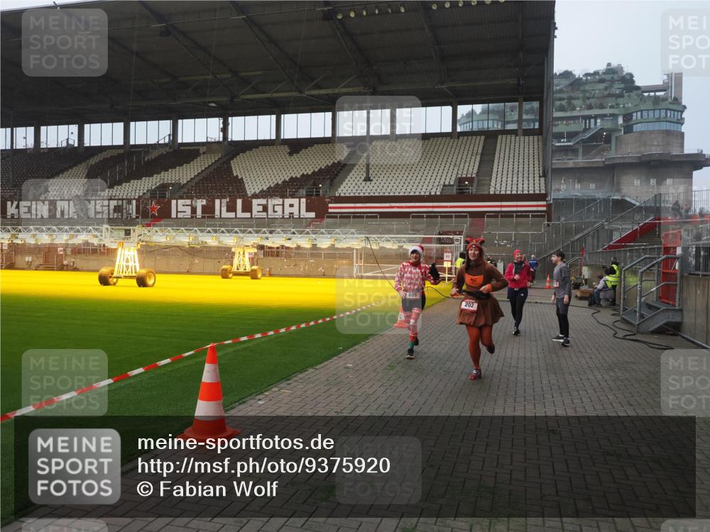 07.12.2025 - St. Pauli X-Mass-Run No. 15 Fabian Wolf http://msf.ph/oto/9375920 07.12.2025 10:05:06 Ziel 202, 210, 292, 699, 1973, 1991, 2168, 2249, 2856, 2866, 3307, 3311 meine-sportfotos.de