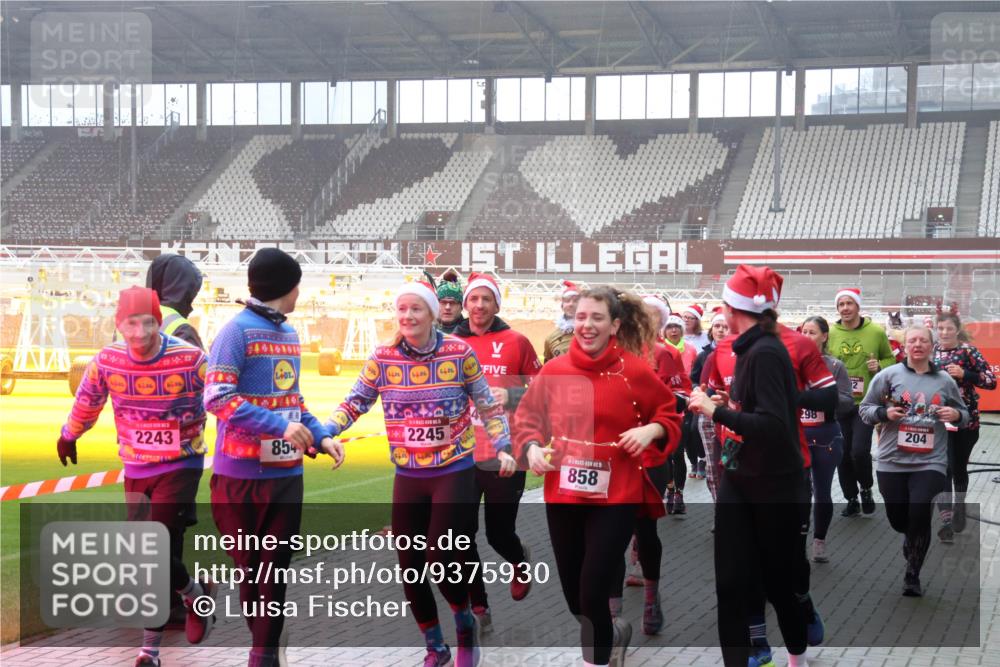 07.12.2025 - St. Pauli X-Mass-Run No. 15 Luisa Fischer http://msf.ph/oto/9375930 07.12.2025 11:06:37 Ziel 2243, 4, 104014, 854, 2245, 858, 298, 204, 92, 204, 298, 300, 402, 403, 414, 474, 486, 556, 659, 693, 854, 858, 878, 920, 924, 925, 927, 929, 932, 944, 973, 1024, 1025, 1092, 1196, 1208, 1223, 1229, 1287, 1403, 1428, 1429, 1430, 1432, 1440, 1442, 1608, 1648, 2243, 2245, 2254, 3272, 3278, 4579, 4581, 4583, 4585, 4587 meine-sportfotos.de
