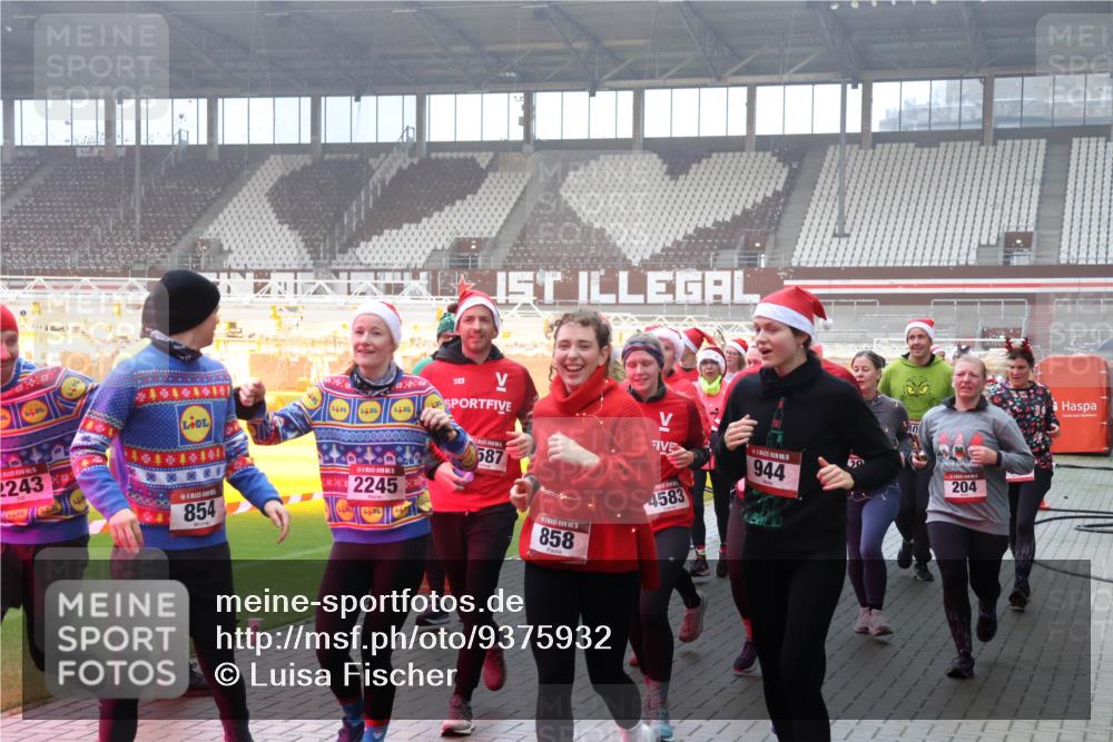 07.12.2025 - St. Pauli X-Mass-Run No. 15 Luisa Fischer http://msf.ph/oto/9375932 07.12.2025 11:06:37 Ziel 2243, 2245, 854, 16, 587, 858, 4583, 5, 944, 0, 204, 92, 204, 298, 300, 402, 403, 414, 474, 486, 556, 659, 693, 854, 858, 878, 920, 924, 925, 927, 929, 932, 944, 973, 1024, 1025, 1092, 1196, 1208, 1223, 1229, 1287, 1403, 1428, 1429, 1430, 1432, 1440, 1442, 1608, 1648, 2243, 2245, 2254, 3272, 3278, 4579, 4581, 4583, 4585, 4587 meine-sportfotos.de