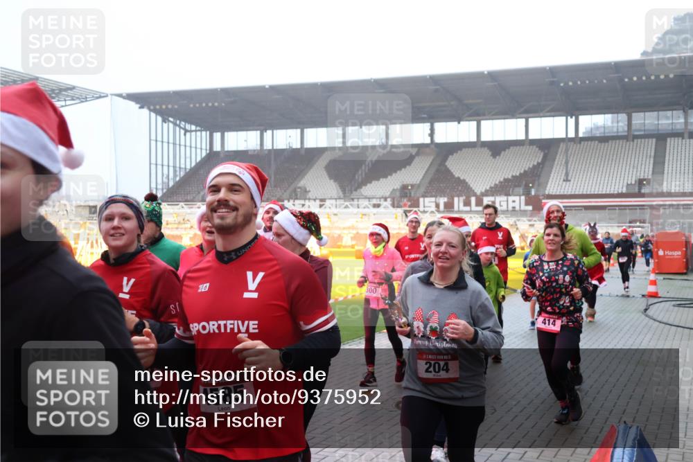 07.12.2025 - St. Pauli X-Mass-Run No. 15 Luisa Fischer http://msf.ph/oto/9375952 07.12.2025 11:06:40 Ziel 300, 16, 15, 4585, 204, 414, 92, 204, 298, 300, 402, 403, 414, 474, 486, 556, 659, 693, 854, 858, 878, 920, 924, 925, 927, 929, 932, 944, 973, 1024, 1025, 1092, 1208, 1223, 1229, 1287, 1403, 1428, 1429, 1430, 1432, 1440, 1442, 1556, 1564, 1608, 1648, 2243, 2245, 3272, 3278, 4579, 4581, 4583, 4585, 4587 meine-sportfotos.de