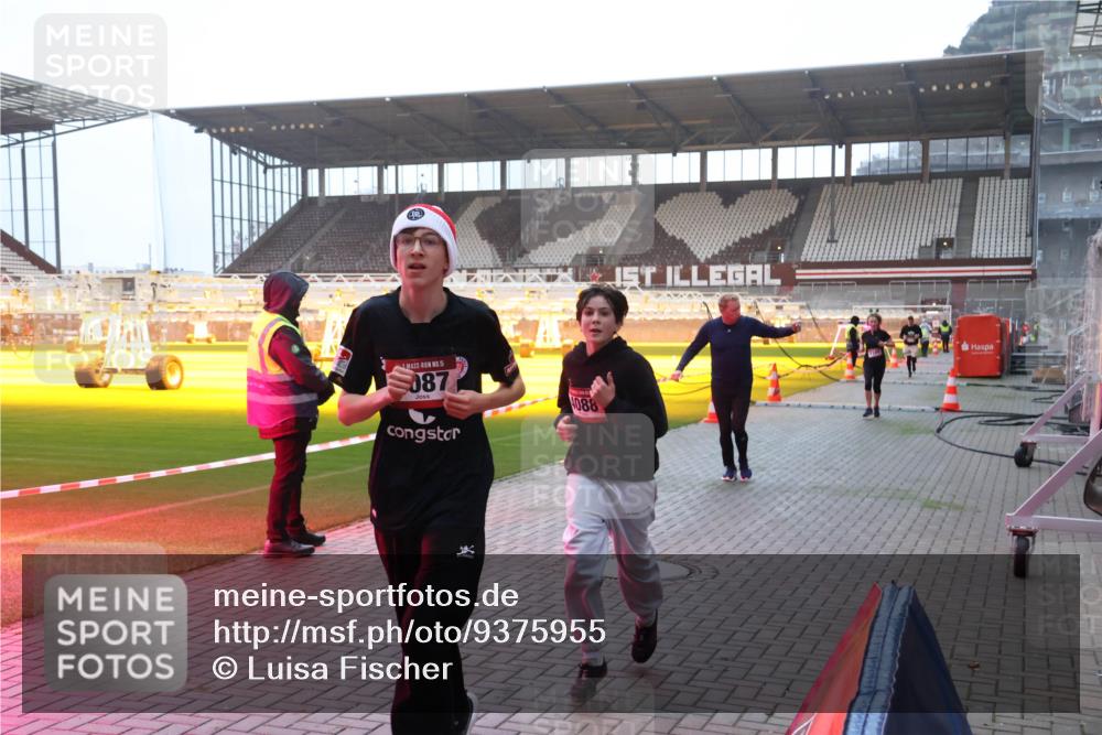 07.12.2025 - St. Pauli X-Mass-Run No. 15 Luisa Fischer http://msf.ph/oto/9375955 07.12.2025 09:55:30 Ziel 15, 087, 088, 1101, 1113, 1649, 1655, 1722, 2703, 4087, 4088 meine-sportfotos.de