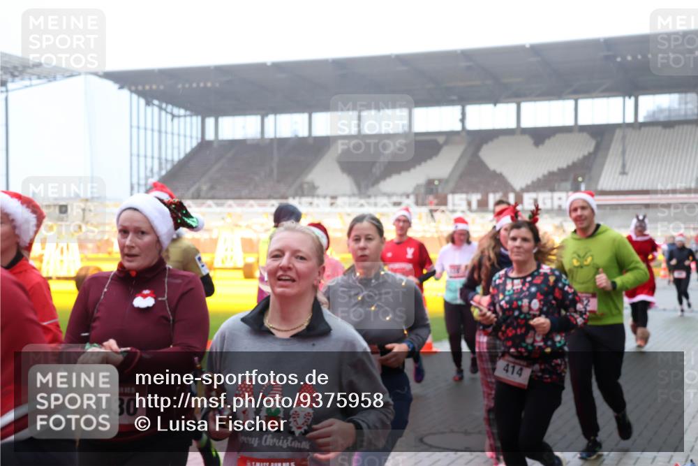 07.12.2025 - St. Pauli X-Mass-Run No. 15 Luisa Fischer http://msf.ph/oto/9375958 07.12.2025 11:06:41 Ziel 1430, 414, 92, 204, 298, 300, 402, 403, 414, 474, 486, 556, 659, 693, 854, 858, 878, 920, 924, 925, 927, 929, 932, 944, 973, 1024, 1025, 1092, 1208, 1223, 1229, 1286, 1287, 1403, 1428, 1429, 1430, 1432, 1440, 1442, 1556, 1564, 1608, 1648, 2243, 2245, 3272, 3278, 4579, 4581, 4583, 4585, 4587 meine-sportfotos.de