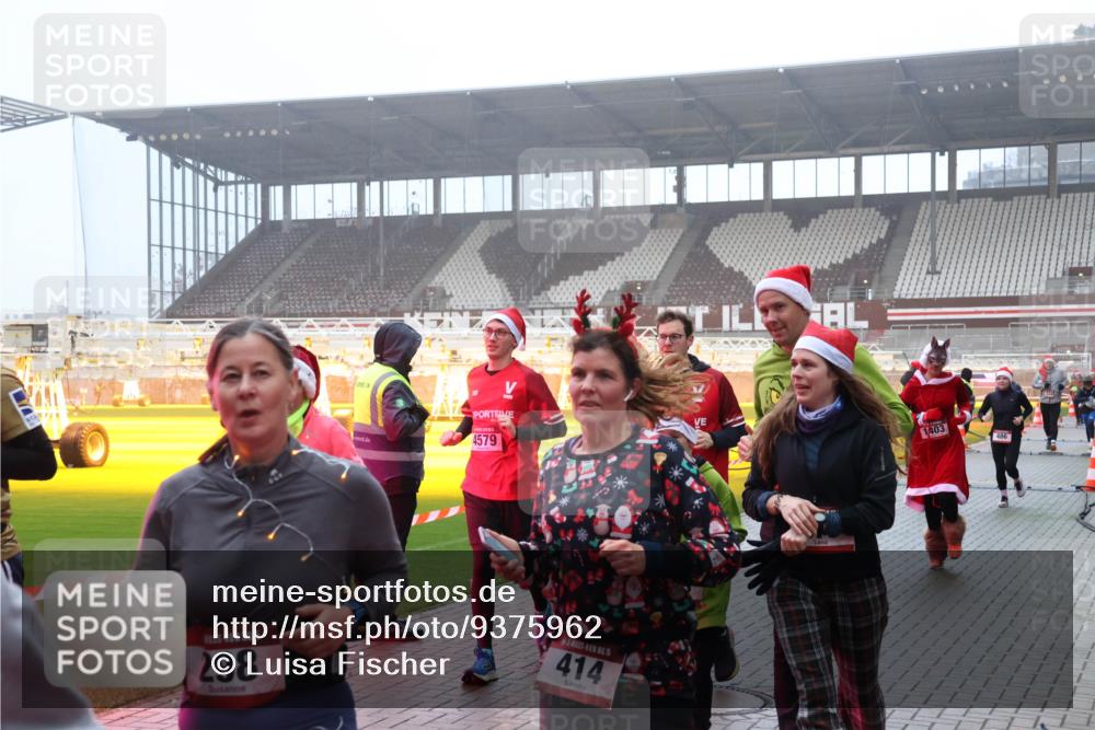 07.12.2025 - St. Pauli X-Mass-Run No. 15 Luisa Fischer http://msf.ph/oto/9375962 07.12.2025 11:06:41 Ziel 4579, 15, 298, 5, 414, 1403, 486, 92, 204, 298, 300, 402, 403, 414, 474, 486, 556, 659, 693, 854, 858, 878, 920, 924, 925, 927, 929, 932, 944, 973, 1024, 1025, 1092, 1208, 1223, 1229, 1286, 1287, 1403, 1428, 1429, 1430, 1432, 1440, 1442, 1556, 1564, 1608, 1648, 2243, 2245, 3272, 3278, 4579, 4581, 4583, 4585, 4587 meine-sportfotos.de