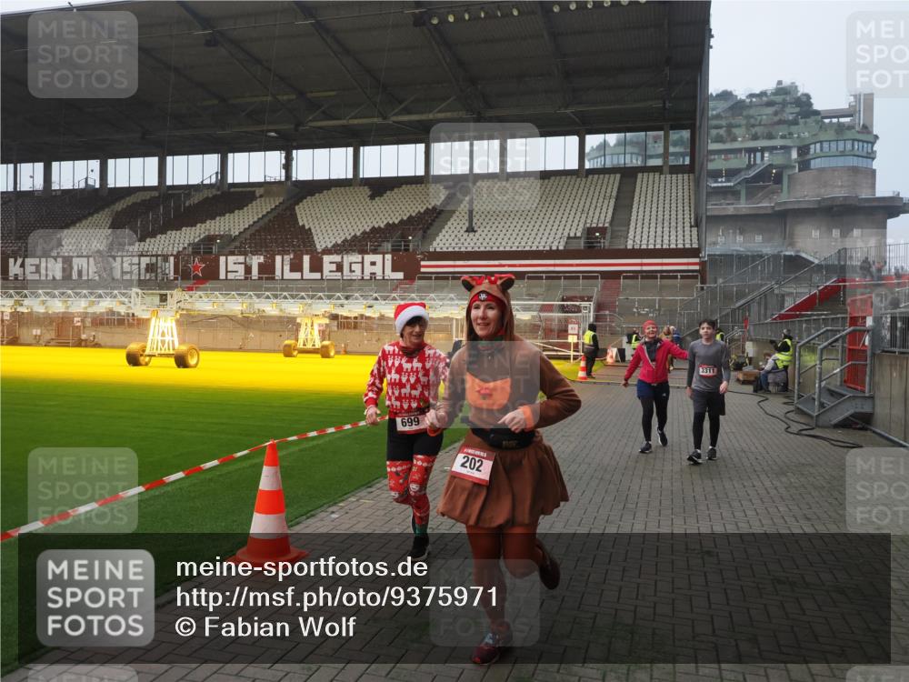 07.12.2025 - St. Pauli X-Mass-Run No. 15 Fabian Wolf http://msf.ph/oto/9375971 07.12.2025 10:05:08 Ziel 114, 202, 210, 292, 699, 1973, 1991, 2168, 2249, 2856, 2866, 3307, 3311 meine-sportfotos.de
