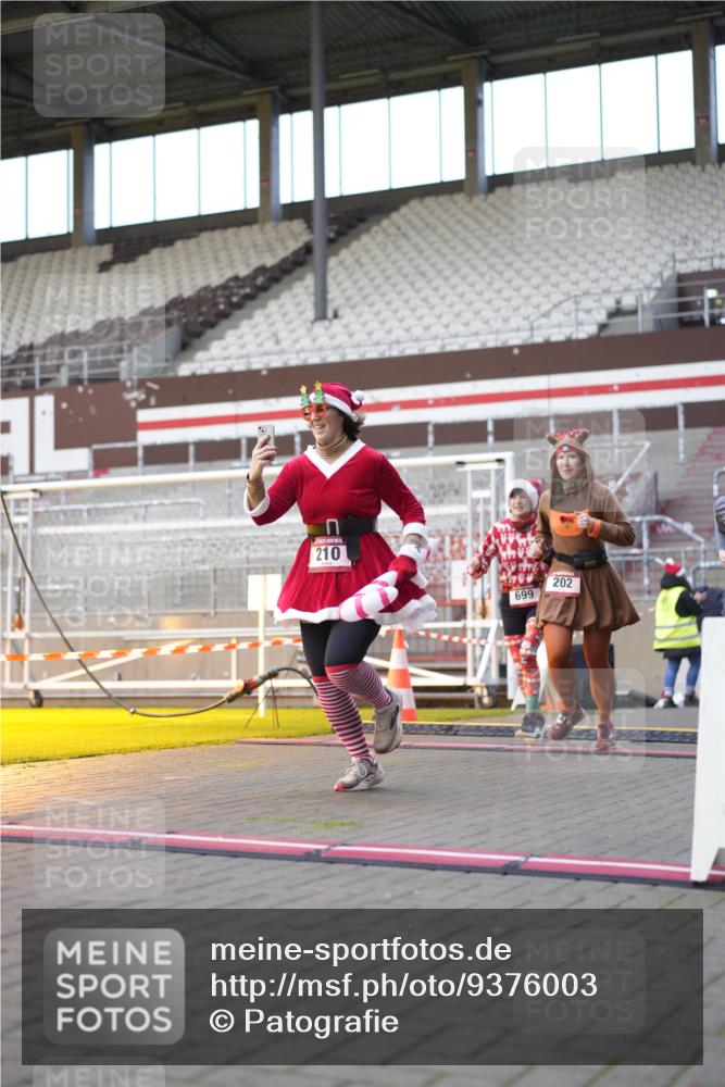 07.12.2025 - St. Pauli X-Mass-Run No. 15 Patografie http://msf.ph/oto/9376003 07.12.2025 10:04:58 Ziel 202, 210, 292, 699, 1217, 1973, 1991, 2168, 2249, 2856, 2866, 3307, 3311 meine-sportfotos.de