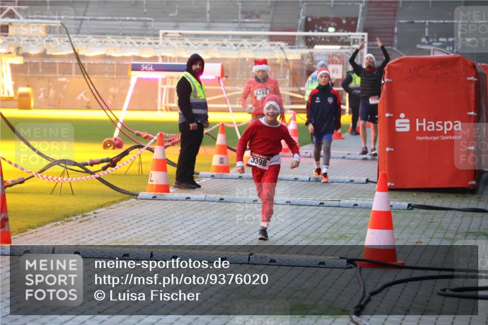 07.12.2025 - St. Pauli X-Mass-Run No. 15 Luisa Fischer http://msf.ph/oto/9376020 07.12.2025 09:56:17 Ziel 1744, 201, 3398, 312, 1744, 3398 meine-sportfotos.de