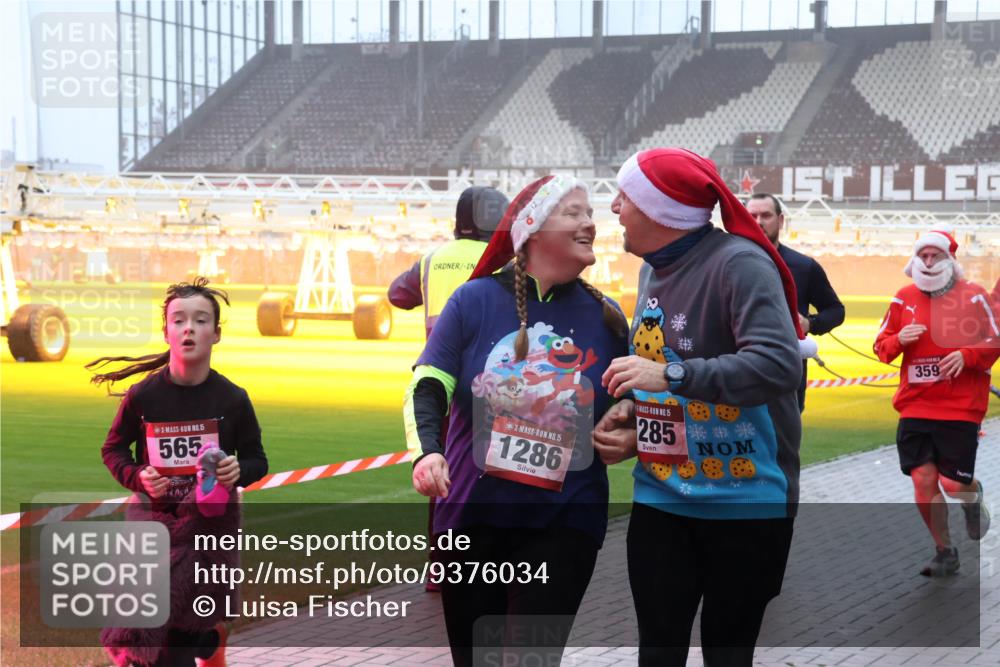 07.12.2025 - St. Pauli X-Mass-Run No. 15 Luisa Fischer http://msf.ph/oto/9376034 07.12.2025 11:07:07 Ziel 15, 565, 15, 1286, 15, 285, 359, 204, 359, 382, 414, 474, 486, 565, 595, 1285, 1286, 1403, 1440, 1442, 1462, 1469, 1556, 1564, 1634, 1666, 1708, 1751, 4582, 4588 meine-sportfotos.de