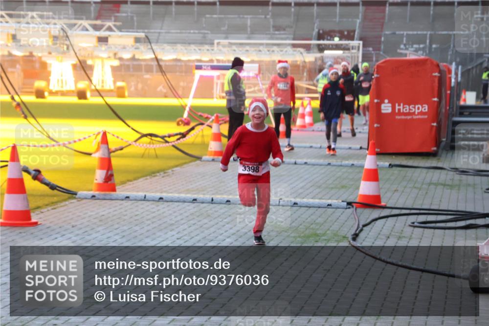07.12.2025 - St. Pauli X-Mass-Run No. 15 Luisa Fischer http://msf.ph/oto/9376036 07.12.2025 09:56:19 Ziel 3398, 312, 1530, 1744, 3398 meine-sportfotos.de
