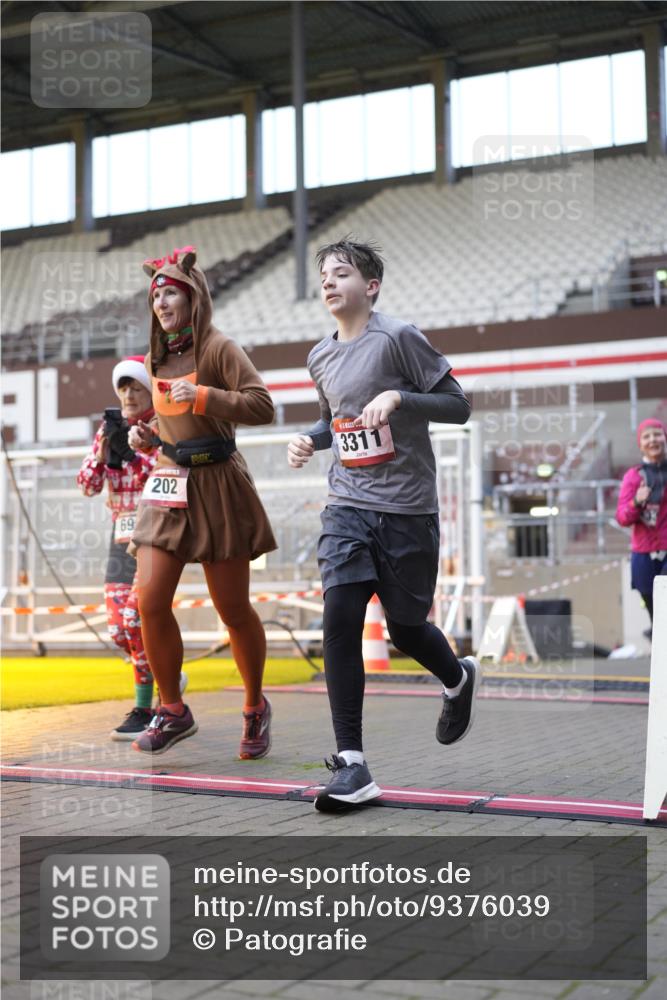 07.12.2025 - St. Pauli X-Mass-Run No. 15 Patografie http://msf.ph/oto/9376039 07.12.2025 10:05:00 Ziel 202, 210, 292, 699, 1973, 1991, 2168, 2249, 2856, 2866, 3307, 3311 meine-sportfotos.de