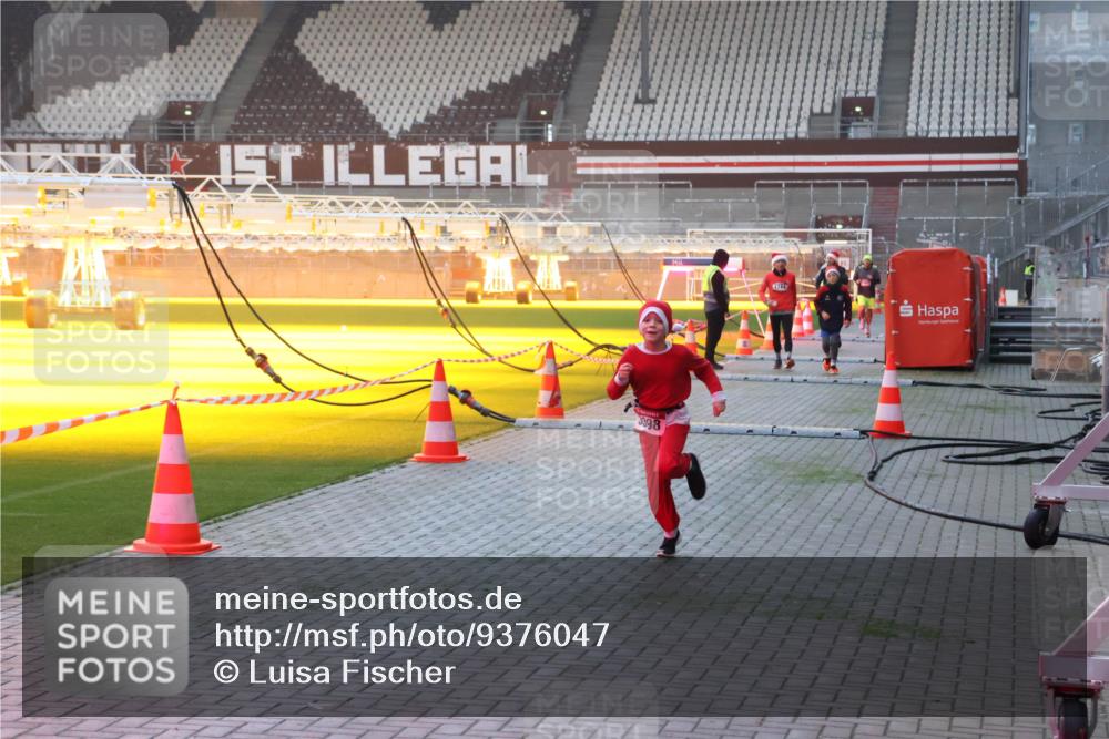 07.12.2025 - St. Pauli X-Mass-Run No. 15 Luisa Fischer http://msf.ph/oto/9376047 07.12.2025 09:56:20 Ziel 3398, 124, 312, 1530, 1744, 3398 meine-sportfotos.de