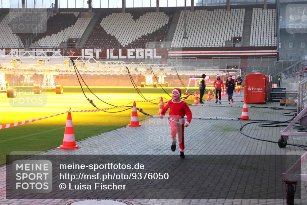 07.12.2025 - St. Pauli X-Mass-Run No. 15 Luisa Fischer http://msf.ph/oto/9376050 07.12.2025 09:56:20 Ziel 3398, 17444, 312, 1530, 1744, 3398 meine-sportfotos.de
