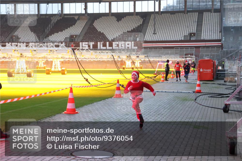 07.12.2025 - St. Pauli X-Mass-Run No. 15 Luisa Fischer http://msf.ph/oto/9376054 07.12.2025 09:56:20 Ziel 98, 312, 1530, 1744, 3398 meine-sportfotos.de