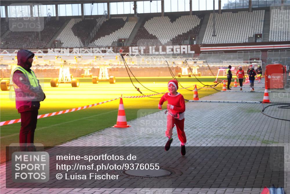 07.12.2025 - St. Pauli X-Mass-Run No. 15 Luisa Fischer http://msf.ph/oto/9376055 07.12.2025 09:56:21 Ziel 98, 312, 1483, 1530, 1744, 3398 meine-sportfotos.de