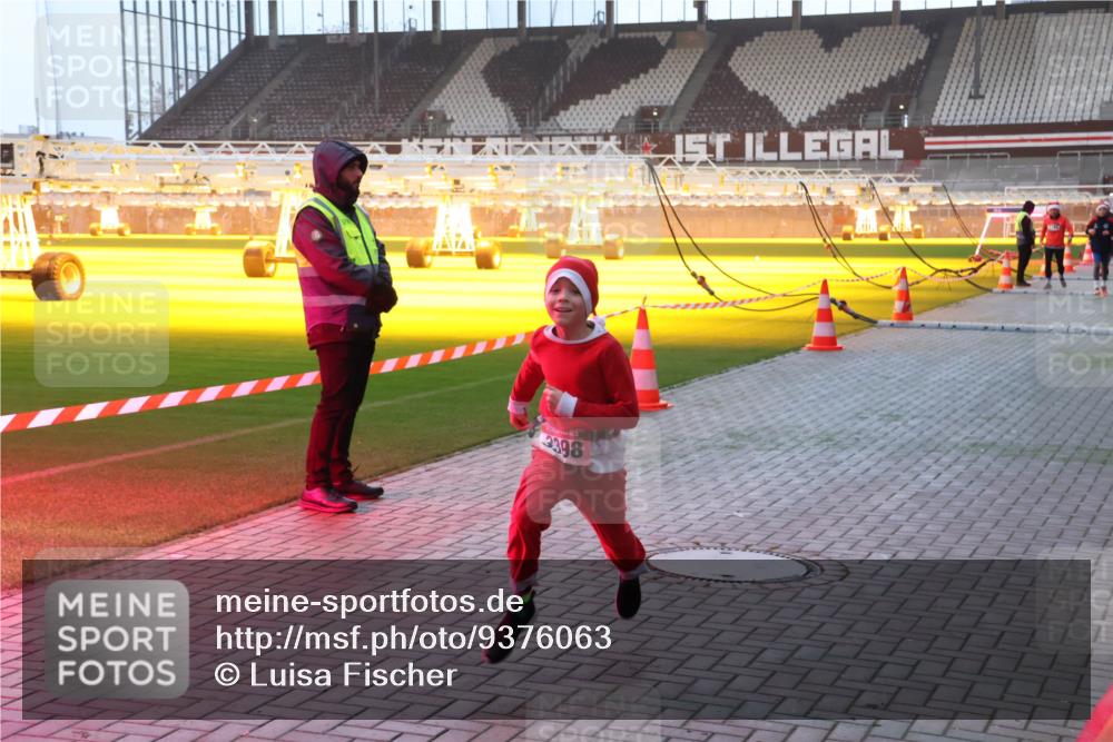 07.12.2025 - St. Pauli X-Mass-Run No. 15 Luisa Fischer http://msf.ph/oto/9376063 07.12.2025 09:56:21 Ziel 3398, 312, 1483, 1530, 1744, 3398 meine-sportfotos.de