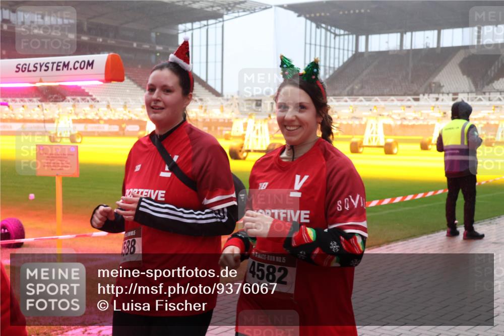 07.12.2025 - St. Pauli X-Mass-Run No. 15 Luisa Fischer http://msf.ph/oto/9376067 07.12.2025 11:07:13 Ziel 588, 15, 4582, 359, 382, 474, 486, 565, 595, 1285, 1286, 1440, 1442, 1462, 1469, 1556, 1564, 1634, 1666, 1708, 1751, 1861, 1862, 4582, 4588 meine-sportfotos.de
