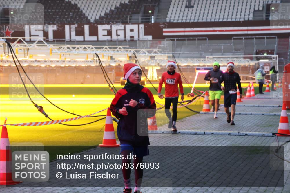 07.12.2025 - St. Pauli X-Mass-Run No. 15 Luisa Fischer http://msf.ph/oto/9376093 07.12.2025 09:56:30 Ziel 1744, 1483, 1530, 312, 1483, 1530, 1744, 3398 meine-sportfotos.de