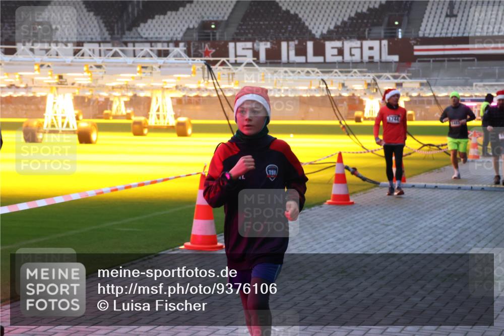 07.12.2025 - St. Pauli X-Mass-Run No. 15 Luisa Fischer http://msf.ph/oto/9376106 07.12.2025 09:56:32 Ziel 1744, 312, 1483, 1530, 1744, 3398 meine-sportfotos.de