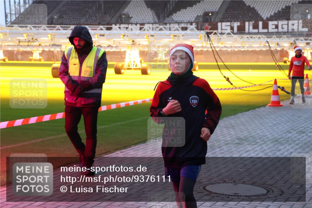 07.12.2025 - St. Pauli X-Mass-Run No. 15 Luisa Fischer http://msf.ph/oto/9376111 07.12.2025 09:56:32 Ziel 6709, 312, 1483, 1530, 1744, 3398 meine-sportfotos.de