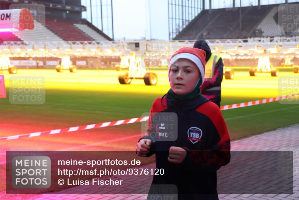 07.12.2025 - St. Pauli X-Mass-Run No. 15 Luisa Fischer http://msf.ph/oto/9376120 07.12.2025 09:56:33 Ziel 1865, 312, 1483, 1530, 1744, 3398 meine-sportfotos.de