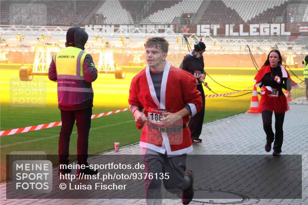 07.12.2025 - St. Pauli X-Mass-Run No. 15 Luisa Fischer http://msf.ph/oto/9376135 07.12.2025 11:07:29 Ziel 15, 186, 175, 62, 281, 342, 344, 359, 382, 476, 490, 565, 591, 595, 596, 603, 621, 622, 673, 688, 781, 1202, 1206, 1233, 1285, 1286, 1462, 1469, 1585, 1587, 1634, 1666, 1708, 1751, 1861, 1862, 2403, 4582, 4588 meine-sportfotos.de