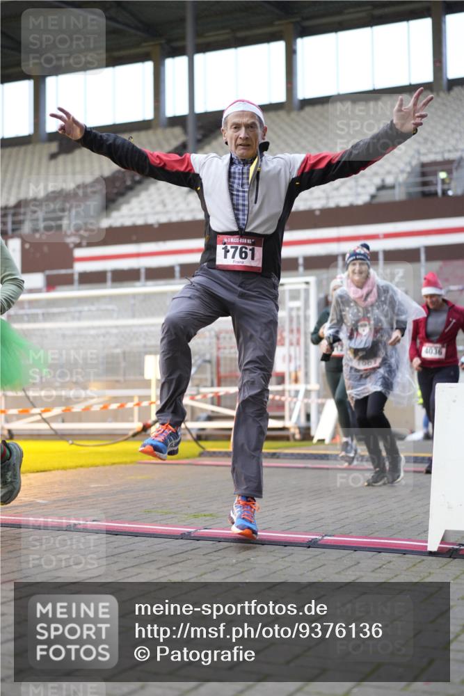 07.12.2025 - St. Pauli X-Mass-Run No. 15 Patografie http://msf.ph/oto/9376136 07.12.2025 10:05:14 Ziel 114, 202, 210, 543, 668, 699, 950, 1121, 1316, 1374, 1481, 1661, 1761, 3186, 3307, 3311, 3386, 4036 meine-sportfotos.de