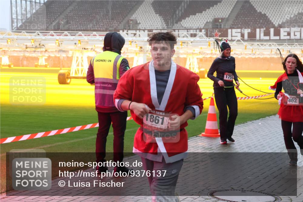 07.12.2025 - St. Pauli X-Mass-Run No. 15 Luisa Fischer http://msf.ph/oto/9376137 07.12.2025 11:07:30 Ziel 15, 1861, 1751, 862, 281, 342, 344, 359, 382, 476, 490, 565, 591, 595, 596, 603, 621, 622, 673, 688, 781, 1202, 1206, 1233, 1285, 1462, 1469, 1585, 1587, 1634, 1666, 1708, 1751, 1861, 1862, 2403, 4582, 4588, 5008 meine-sportfotos.de