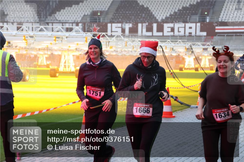 07.12.2025 - St. Pauli X-Mass-Run No. 15 Luisa Fischer http://msf.ph/oto/9376151 07.12.2025 11:07:37 Ziel 15, 1751, 15, 1666, 5, 1634, 281, 342, 344, 476, 490, 591, 595, 596, 603, 621, 622, 673, 688, 781, 1202, 1206, 1233, 1462, 1469, 1585, 1587, 1634, 1666, 1708, 1751, 1861, 1862, 2403, 4582, 4588, 5008 meine-sportfotos.de