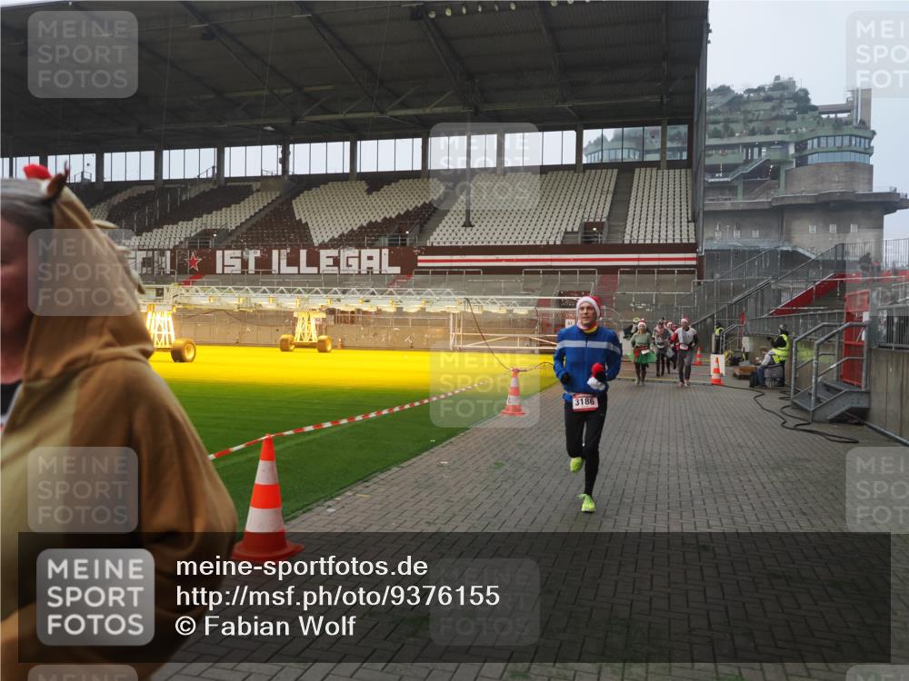 07.12.2025 - St. Pauli X-Mass-Run No. 15 Fabian Wolf http://msf.ph/oto/9376155 07.12.2025 10:05:16 Ziel 114, 202, 210, 292, 699, 1121, 1481, 1661, 1761, 2856, 2866, 3186, 3307, 3311, 4036 meine-sportfotos.de