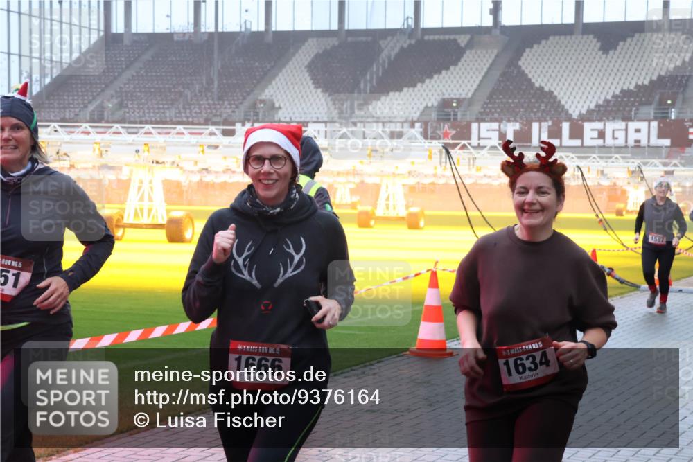 07.12.2025 - St. Pauli X-Mass-Run No. 15 Luisa Fischer http://msf.ph/oto/9376164 07.12.2025 11:07:39 Ziel 5, 51, 15, 1666, 15, 1634, 1587, 281, 342, 344, 476, 490, 591, 595, 596, 603, 621, 622, 673, 688, 781, 1202, 1206, 1233, 1462, 1469, 1585, 1587, 1634, 1666, 1708, 1751, 1861, 1862, 2403, 5008 meine-sportfotos.de