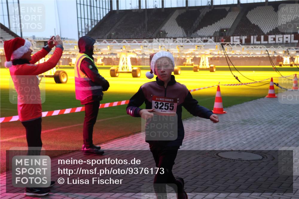 07.12.2025 - St. Pauli X-Mass-Run No. 15 Luisa Fischer http://msf.ph/oto/9376173 07.12.2025 09:56:47 Ziel 15, 3255, 1, 312, 1483, 1530, 3255 meine-sportfotos.de