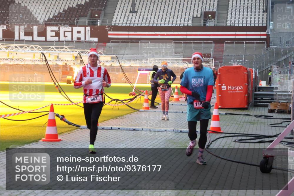 07.12.2025 - St. Pauli X-Mass-Run No. 15 Luisa Fischer http://msf.ph/oto/9376177 07.12.2025 09:56:59 Ziel 662, 198, 116, 198, 662, 1116, 1165, 1483, 1530, 3255, 4208, 4209 meine-sportfotos.de