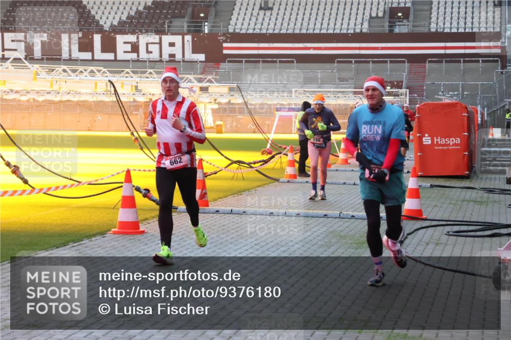 07.12.2025 - St. Pauli X-Mass-Run No. 15 Luisa Fischer http://msf.ph/oto/9376180 07.12.2025 09:56:59 Ziel 662, 198, 198, 662, 1116, 1165, 1483, 1530, 3255, 4208, 4209 meine-sportfotos.de