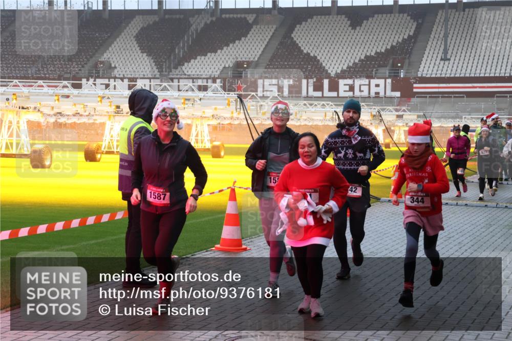 07.12.2025 - St. Pauli X-Mass-Run No. 15 Luisa Fischer http://msf.ph/oto/9376181 07.12.2025 11:07:43 Ziel 1587, 15, 5, 42, 344, 591, 622, 77, 281, 315, 342, 344, 377, 476, 490, 591, 595, 596, 603, 621, 622, 623, 673, 688, 781, 1202, 1206, 1233, 1235, 1462, 1469, 1509, 1585, 1587, 1634, 1666, 1751, 1824, 1861, 1862, 1866, 1910, 2403, 5008 meine-sportfotos.de