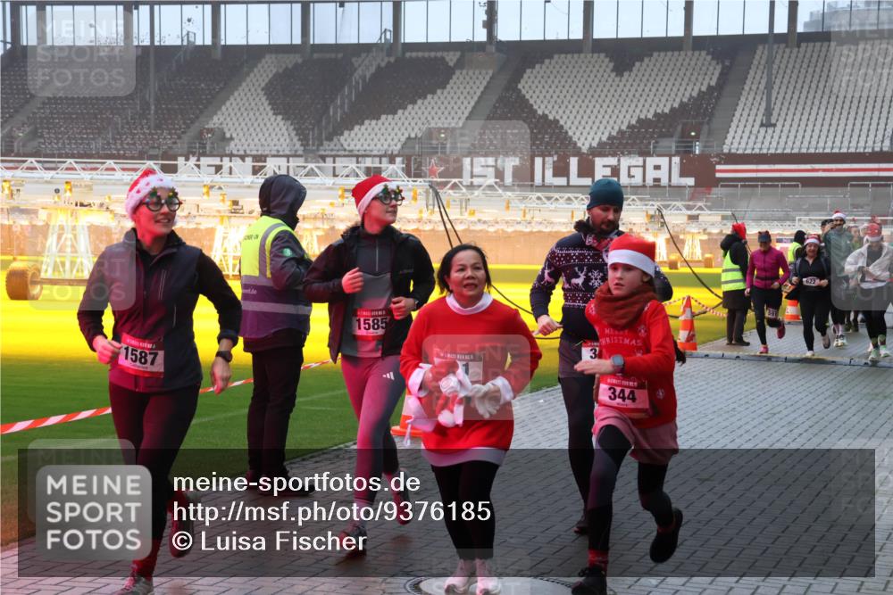 07.12.2025 - St. Pauli X-Mass-Run No. 15 Luisa Fischer http://msf.ph/oto/9376185 07.12.2025 11:07:44 Ziel 1587, 1585, 3, 344, 622, 77, 281, 315, 342, 344, 377, 476, 490, 591, 596, 603, 621, 622, 623, 673, 688, 781, 1202, 1206, 1233, 1235, 1462, 1469, 1509, 1585, 1587, 1634, 1666, 1751, 1824, 1861, 1862, 1866, 1910, 2403, 5008 meine-sportfotos.de
