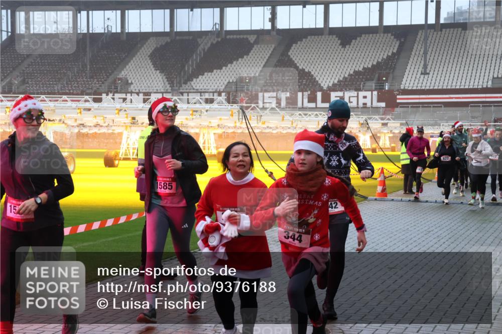 07.12.2025 - St. Pauli X-Mass-Run No. 15 Luisa Fischer http://msf.ph/oto/9376188 07.12.2025 11:07:44 Ziel 15, 1585, 2, 5, 344, 03, 622, 77, 281, 315, 342, 344, 377, 476, 490, 591, 596, 603, 621, 622, 623, 673, 688, 781, 1202, 1206, 1233, 1235, 1462, 1469, 1509, 1585, 1587, 1634, 1666, 1751, 1824, 1861, 1862, 1866, 1910, 2403, 5008 meine-sportfotos.de