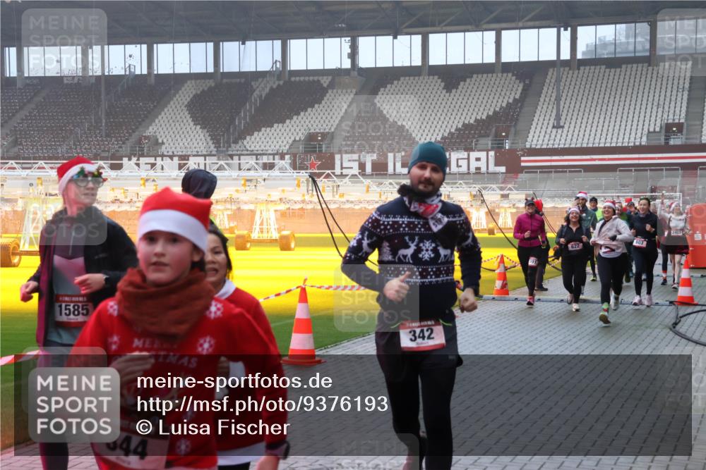 07.12.2025 - St. Pauli X-Mass-Run No. 15 Luisa Fischer http://msf.ph/oto/9376193 07.12.2025 11:07:45 Ziel 1585, 342, 344, 622, 603, 2403, 77, 281, 315, 332, 342, 344, 377, 476, 490, 591, 596, 603, 621, 622, 623, 673, 688, 781, 1202, 1206, 1233, 1235, 1462, 1469, 1509, 1585, 1587, 1634, 1666, 1751, 1824, 1861, 1862, 1866, 1910, 2403, 5008 meine-sportfotos.de