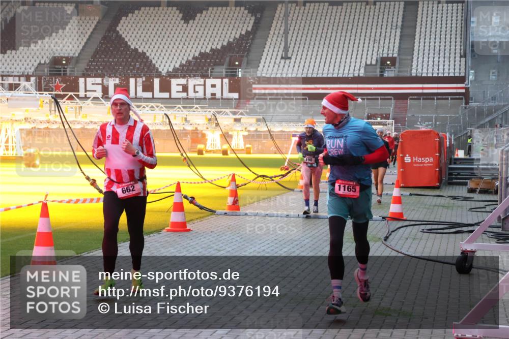 07.12.2025 - St. Pauli X-Mass-Run No. 15 Luisa Fischer http://msf.ph/oto/9376194 07.12.2025 09:57:00 Ziel 662, 198, 1165, 198, 662, 1116, 1165, 1483, 1530, 3255, 4208, 4209 meine-sportfotos.de